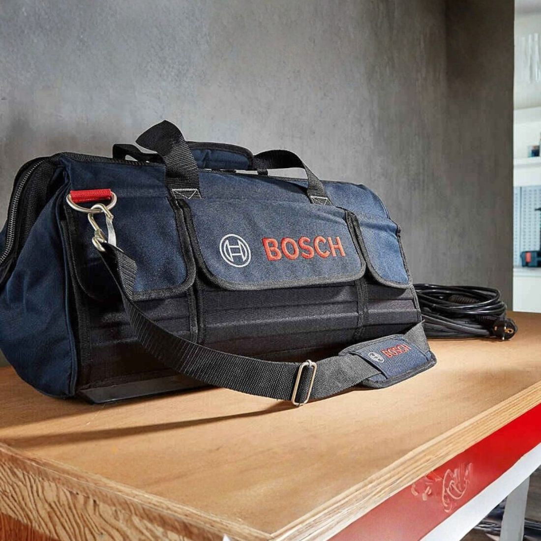 BOSCH 18V FÚRÓ-CSAVAROZÓ 2 AKKUMULÁTORRAL + TÖLTŐVEL + 15 DARABOS FÚRÓKÉSZLET + BOSCH TÁSKA AJÁNDÉKBA