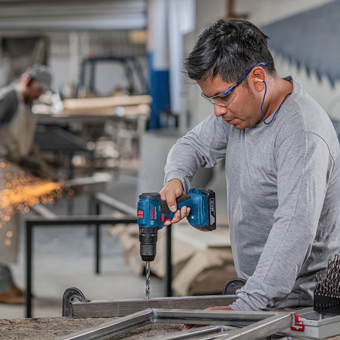 BOSCH 18V PROFI KÉSZLET: FÚRÓ-CSAVAROZÓ + AKKUMULÁTOR + TÖLTŐ + SZERSZÁMKÉSZLET — AJÁNDÉK BOSCH HORDTÁSKA!