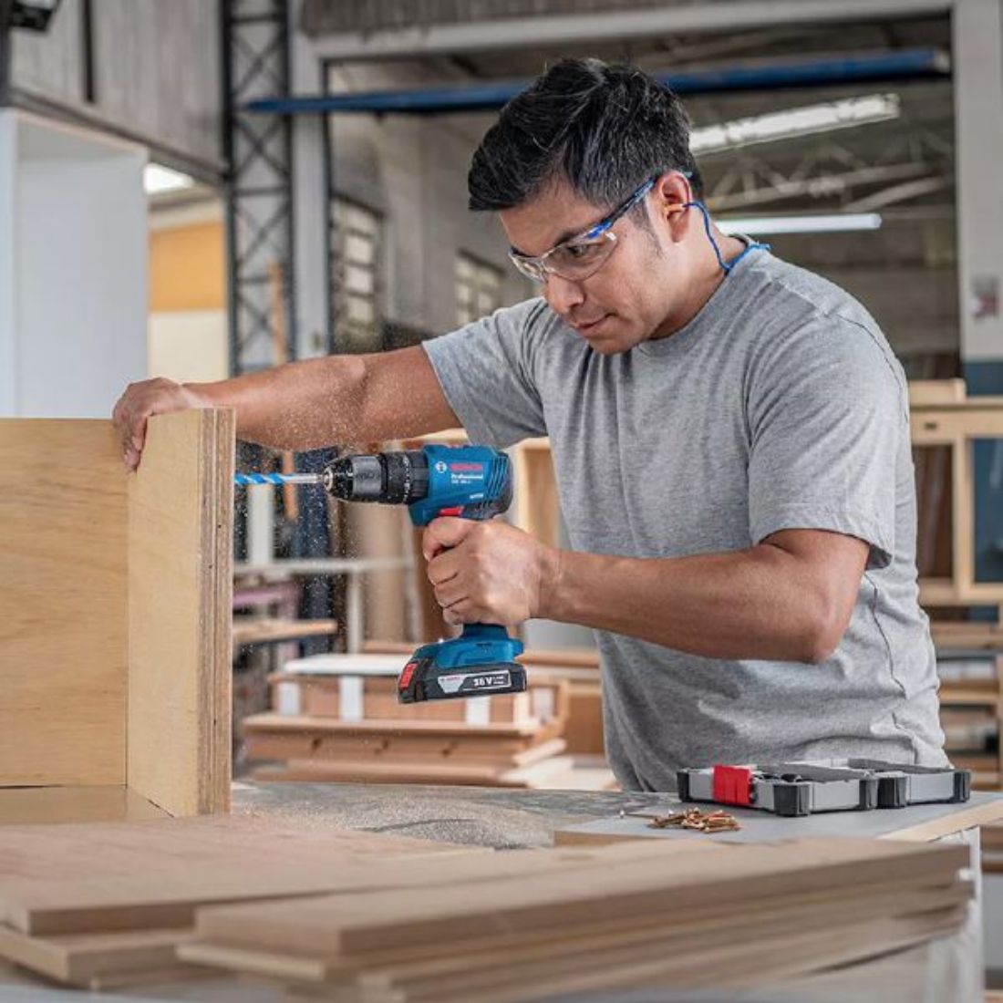 BOSCH 18V FÚRÓ-CSAVAROZÓ 2 AKKUMULÁTORRAL + TÖLTŐVEL + 15 DARABOS FÚRÓKÉSZLET + BOSCH TÁSKA AJÁNDÉKBA